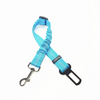 Arnés de seguridad azul brillante para perro con correa de nylon y clip metálico.
