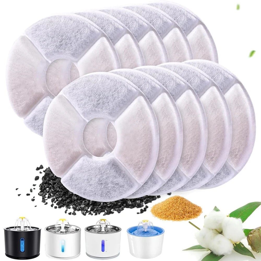 Ein Set weißer Pet-Wasserfontänenfilter und -dispensierer neben schwarzem Kies und einem Wattebausch.