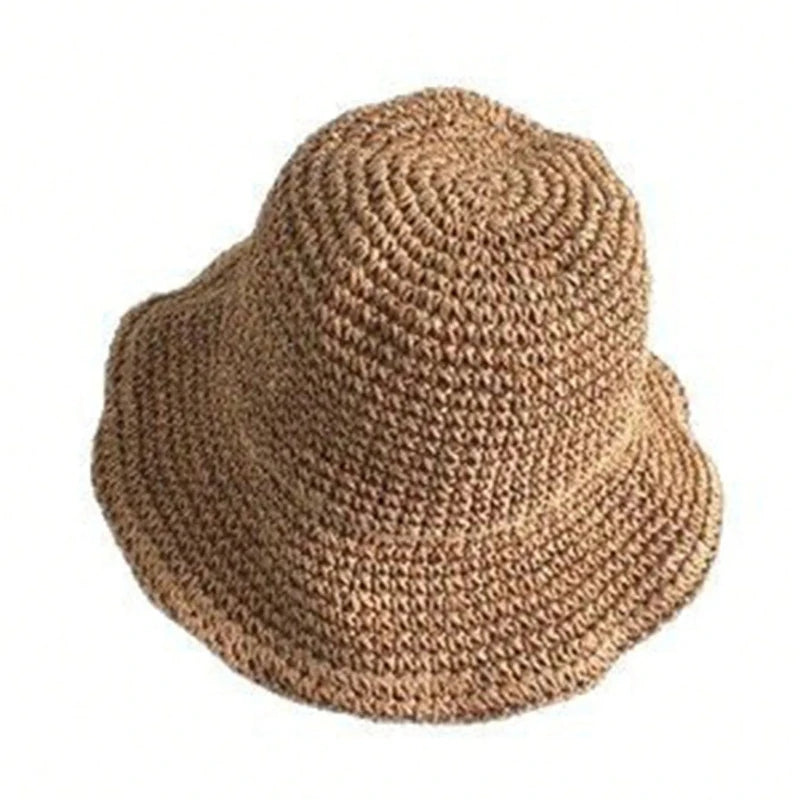 Vue rapprochée d'une casquette en paille beige tissée pour la protection solaire.