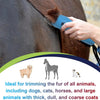 Une main utilise une lame de toilettage bleue sur le pelage d'un cheval brun.