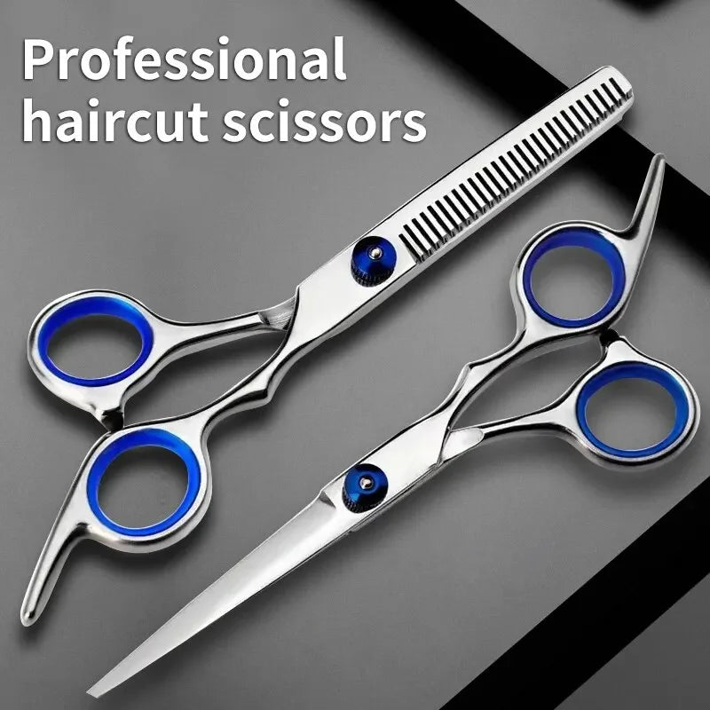 Un par de tijeras de peluquería profesionales de acero inoxidable con detalles azules, mostradas contra un fondo oscuro.