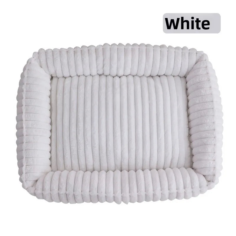 Lit de compagnie en peluche blanche pour chiens et chats avec des bords cannelés
