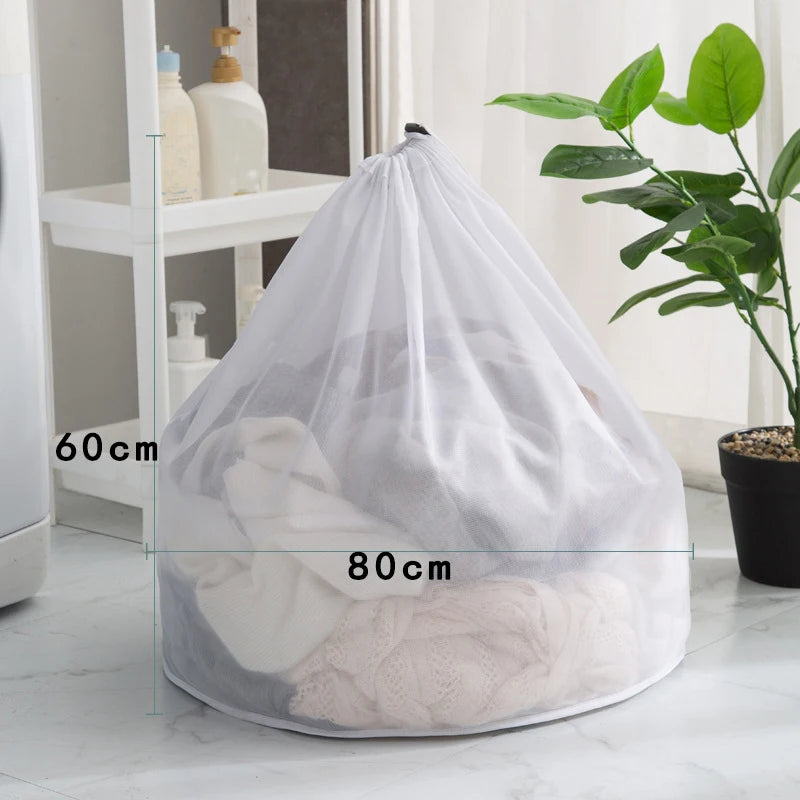 Una bolsa de ropa de malla blanca y reutilizable llena de prendas, junto a una cinta métrica.