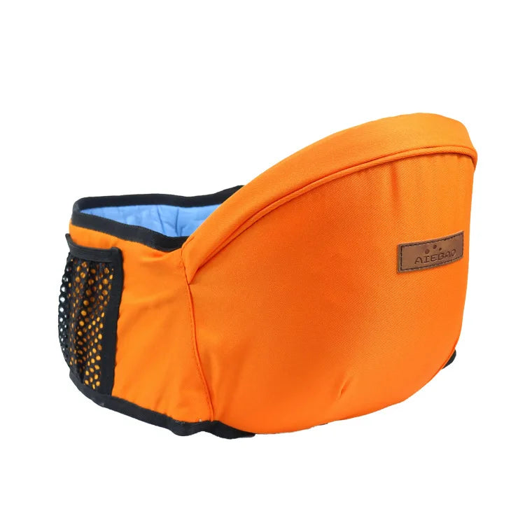 Orangejustierbarer Babytrage mit Hüftgurt und schwarzem Zierrand sowie blauem Innenfutter