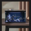 Aquarium intelligent moderne avec roches et plantes, panneau de contrôle et système d'alimentation à distance.