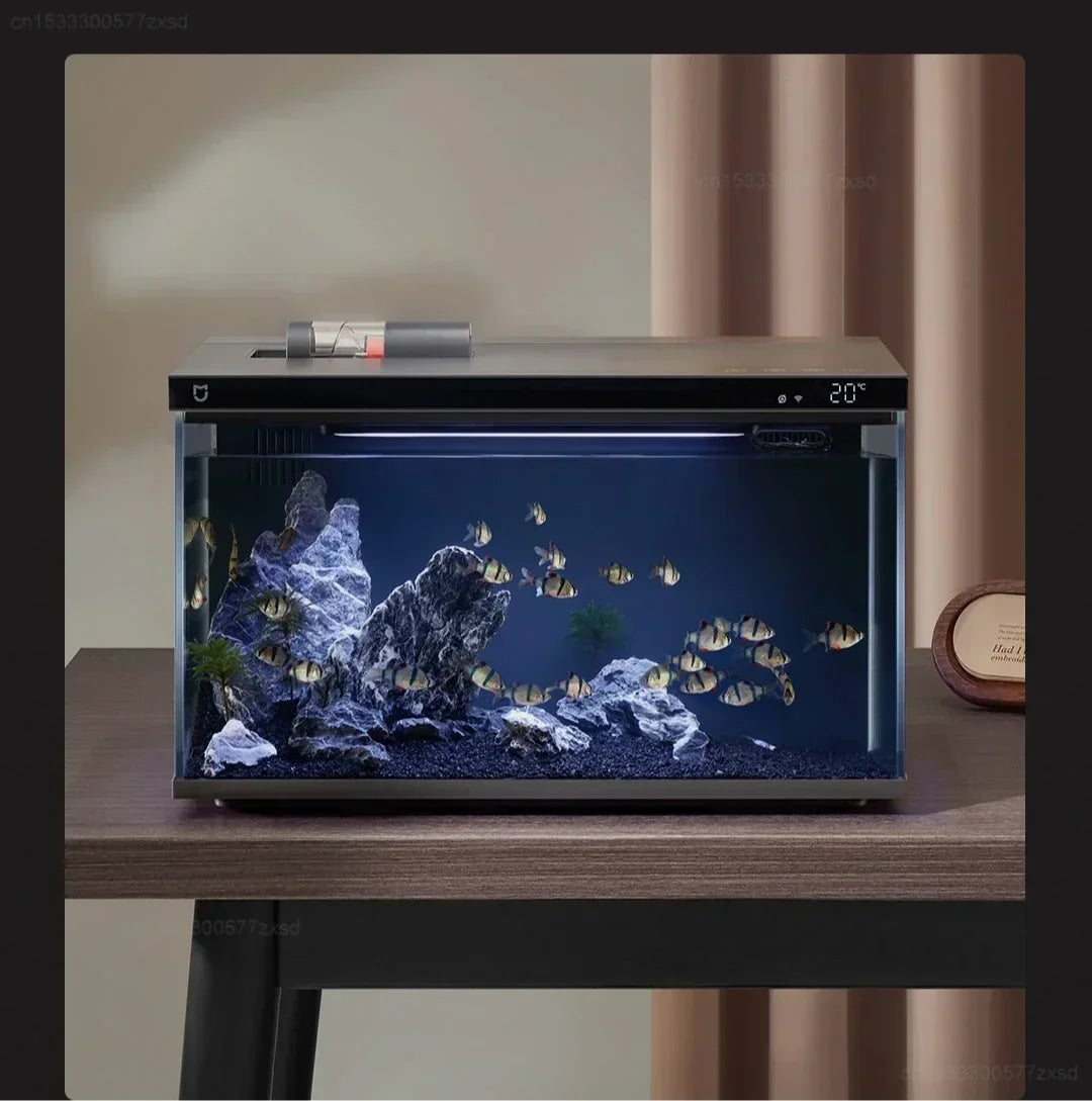 Aquarium intelligent moderne avec roches et plantes, panneau de contrôle et système d'alimentation à distance.