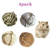 Un pack de quatre jouets à mâcher en vigne tissés à la main, faits de matériel végétal séché et de fourrure douce.