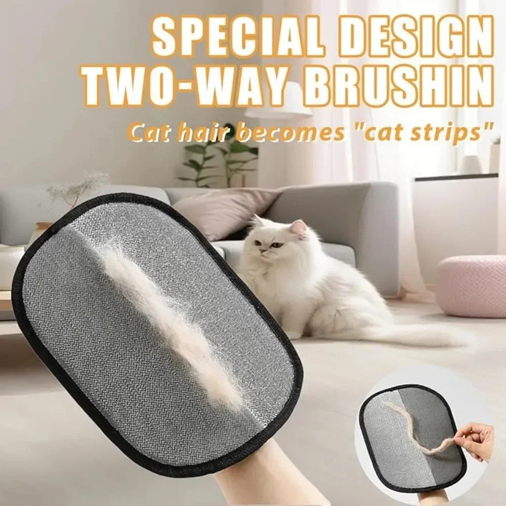 Un chat utilise un outil brosse bidirectionnel spécial pour enlever les poils de sa fourrure.