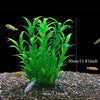 Composition d'une arrangement dense de plantes aquatiques vertes artificielles avec petites décorations de poissons et marque