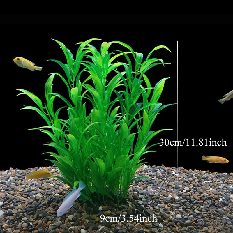 Composition d'une arrangement dense de plantes aquatiques vertes artificielles avec petites décorations de poissons et marque