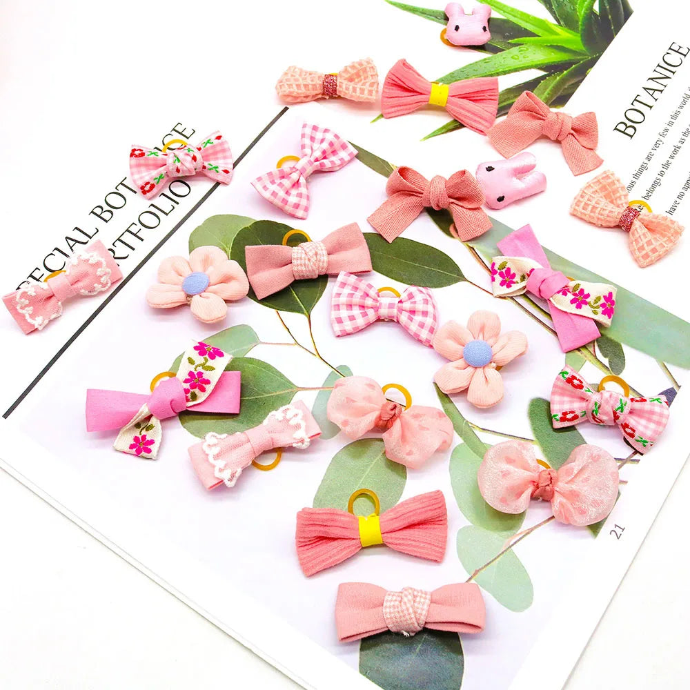 Eine Sammlung rosa und florale Haarspangen für Haustiere in verschiedenen Größen und Stilen.