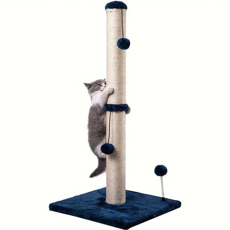 Eine graue Katze klettert an einen hohen Sisal- Kratzbaum mit herabhängenden Pompons.