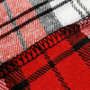 Gros plan sur un motif à carreaux rouge et noir utilisé pour vêtements de chien.