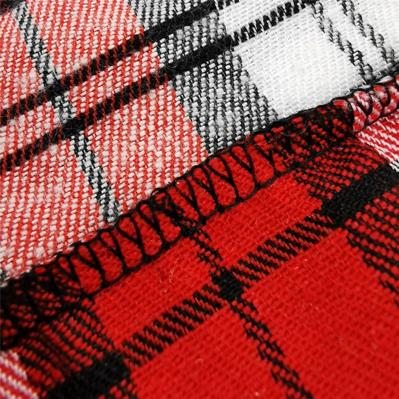 Gros plan sur un motif à carreaux rouge et noir utilisé pour vêtements de chien.