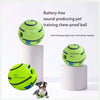 Une balle d'entraînement pour animaux, verte et anti-morsure, avec un support cylindrique blanc et un petit chien.