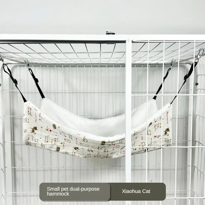 Eine kleine, zweckmäßige Hammock-Katzenhöhle hängt in einem Drahtkäfig.