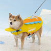 Un perro marrón claro vistiendo un chaleco salvavidas amarillo y naranja para nadar en verano.