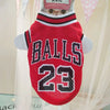زي كرة سلة لكيبل أحمر مع كلمة BALLS والرقم 23