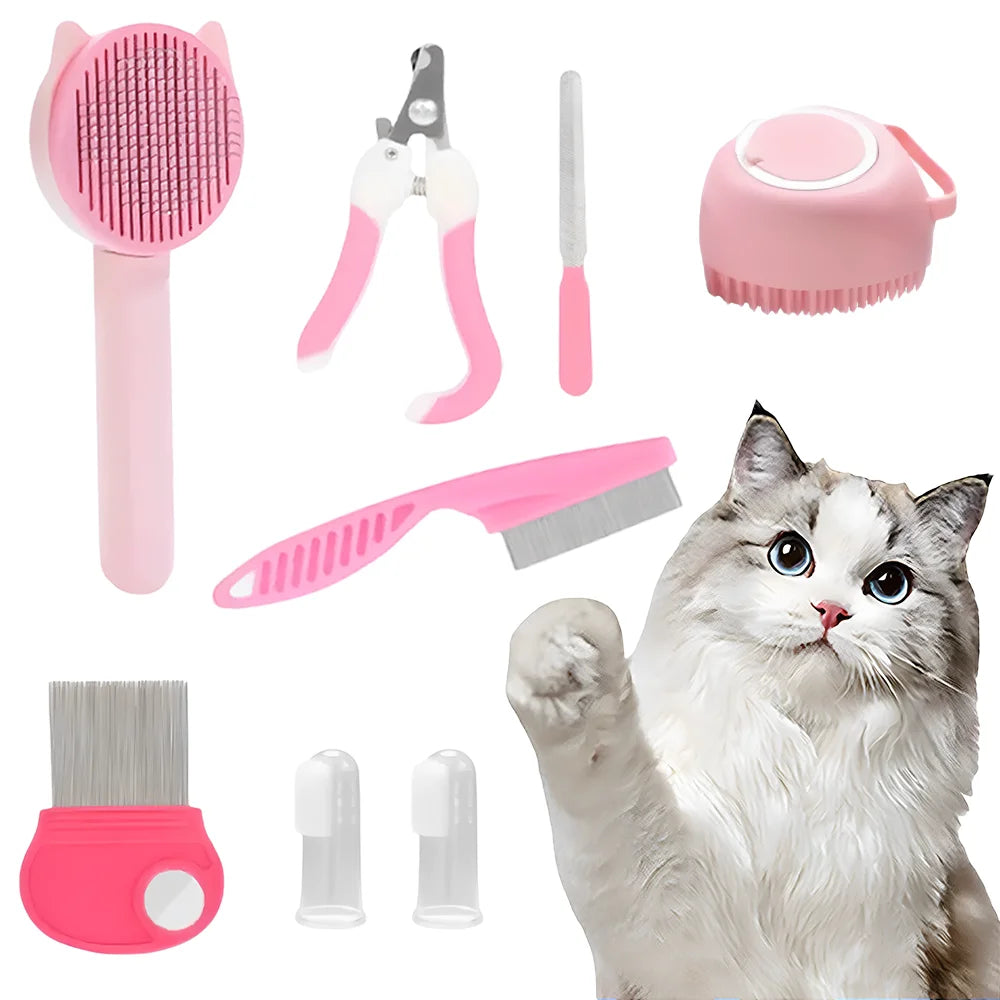 Set de aseo para mascotas rosa con cepillo, tijeras y peine, junto a un gato.