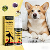 Ein Hund ruht, während eine Flasche Yegbong Pet Skin Soothing Spray und verschiedene Inhaltsstoffe präsentiert wird.
