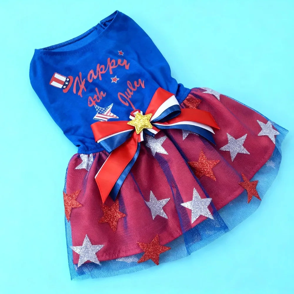 Patriotisches Netzkleid für Hunde in rot-weiß-blauen Sternen und Streifen.