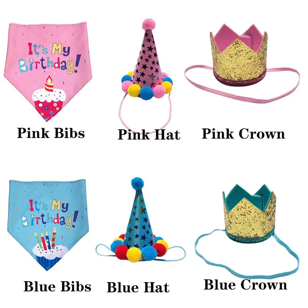 Ein Set aus rosa und blauem Partyzubehör, darunter Babyspiegele, Hüte und Kronen für eine Geburtstagsfeier