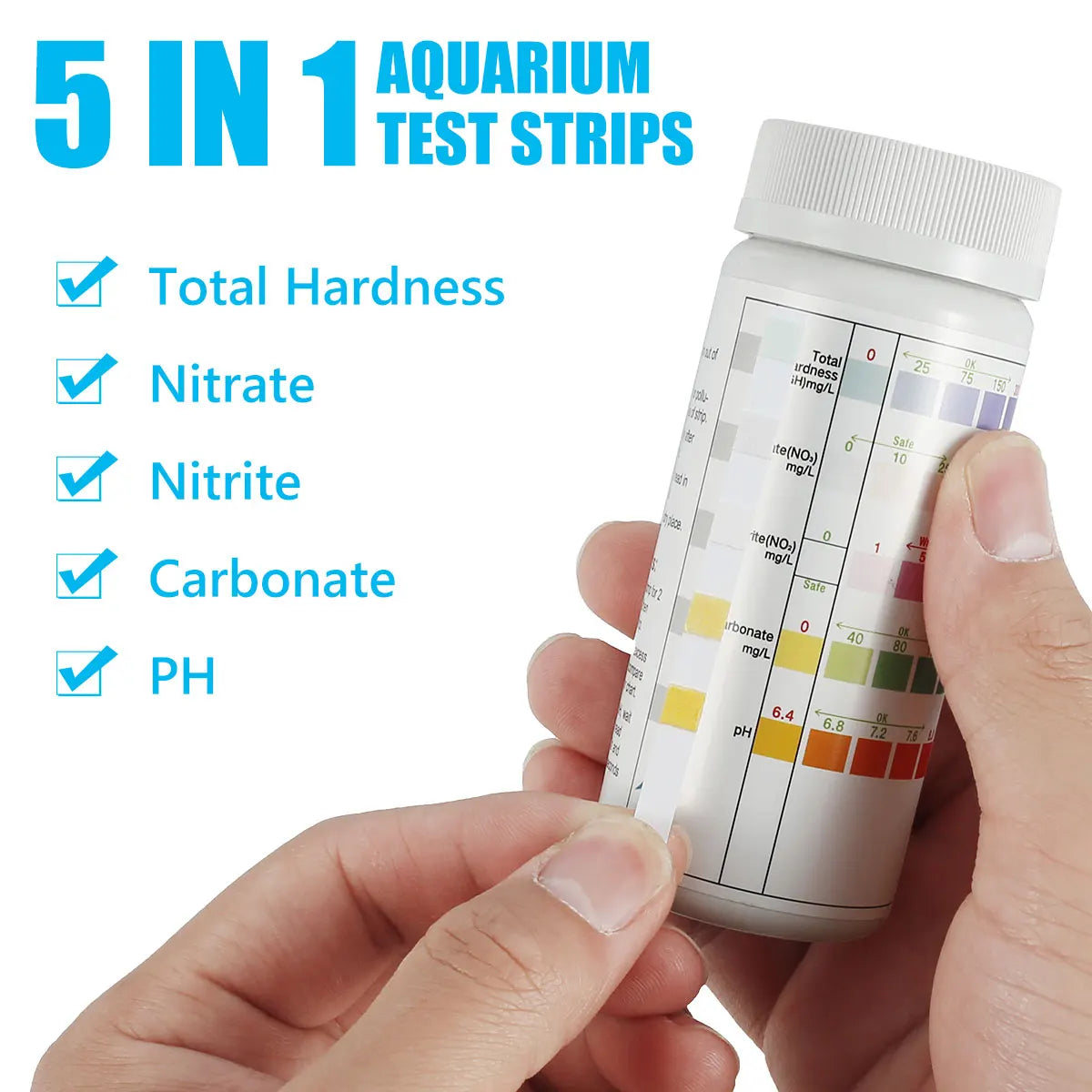 Una mano sostiene tiras de prueba para la calidad del agua de acuario, que miden dureza, nitrato, nitrito, carbonato y pH.