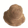 Vue rapprochée d'une casquette en paille beige tressée pour la protection solaire.