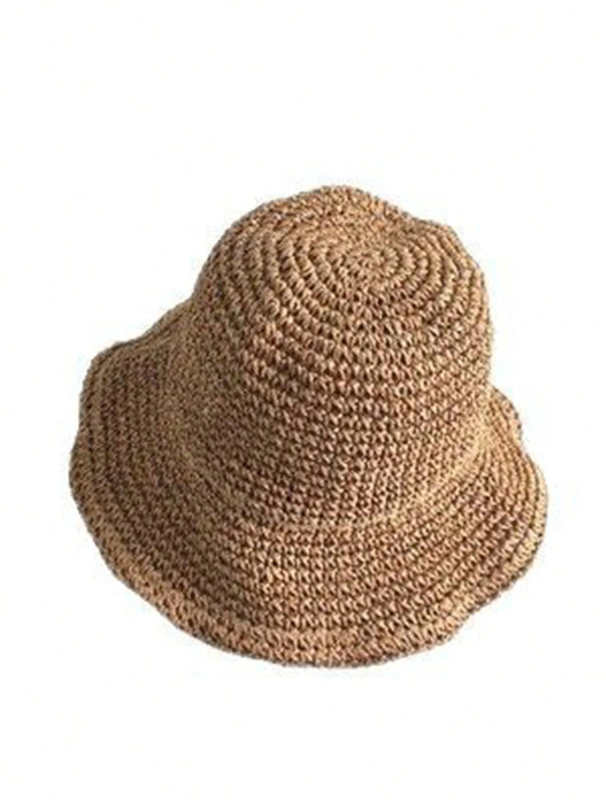 Vue rapprochée d'une casquette en paille beige tressée pour la protection solaire.