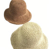 Gros plan sur deux chapeaux en paille tissés, un marron et un beige, montrant la texture et l'artisanat.