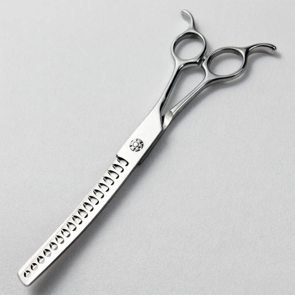 Silberne professionelle gebogene Haarschere mit gezahnten Klingen und dekorativen Markierungen