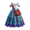 Mädchenkostümkleid mit weißem Oberteil, blauem Blumenrock und rosa Akzenten und gemustertem Beutel.
