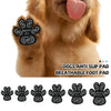Ein Set schwarzer, atmungsaktiver, rutschfester Fußpads für Hunde, gezeigt neben einem Golden Retriever.