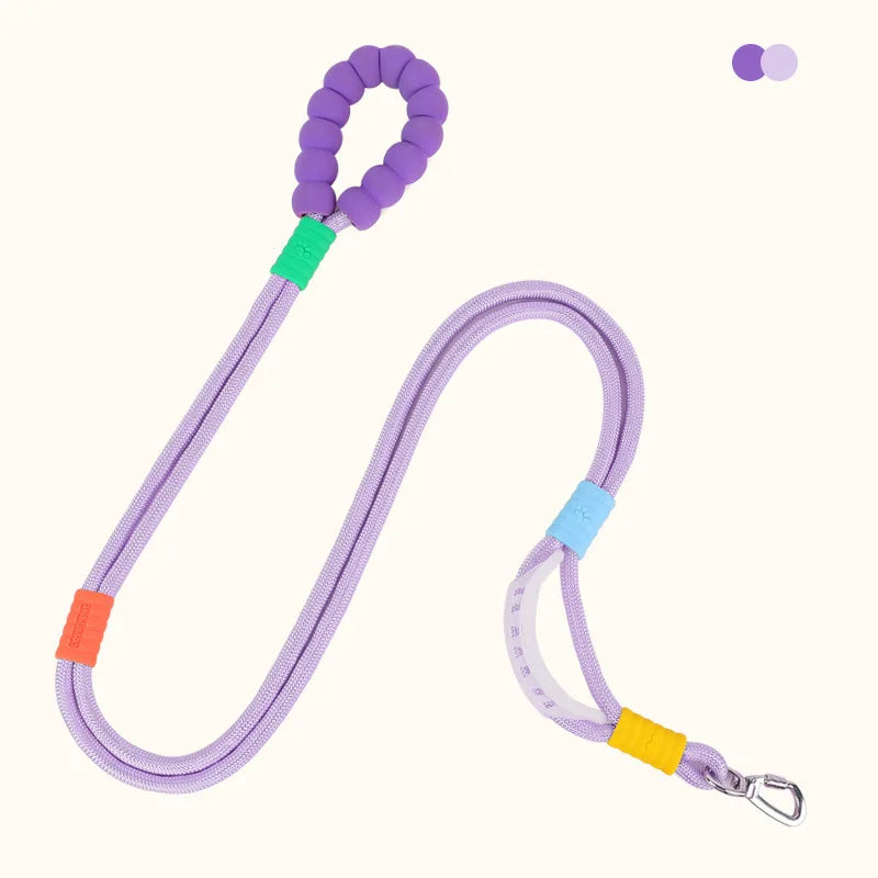 Correa ajustable para perro sin correa de color morado con clip verde brillante y etiqueta amarilla