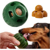 Grüne Silikon-Hundleckerli-Dispenser-Kugel wird von einer Hand gehalten und von einem Hund benutzt.