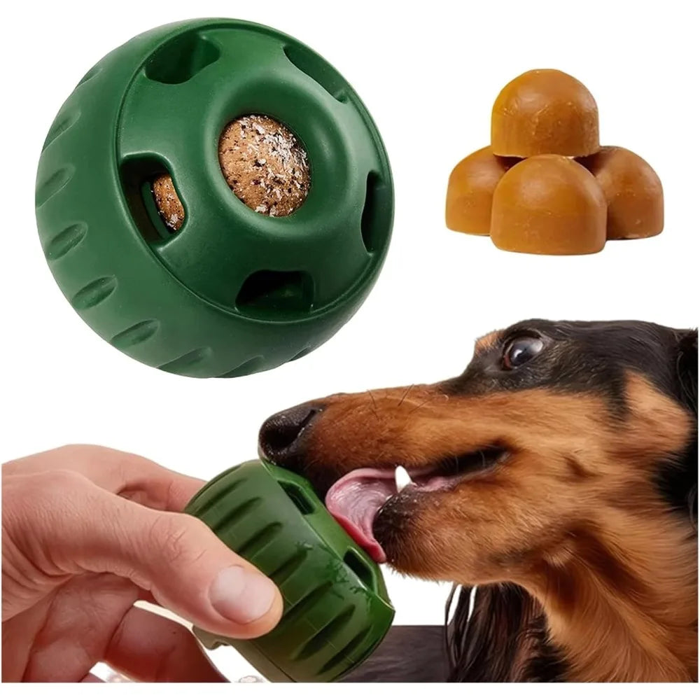 Grüne Silikon-Hundleckerli-Dispenser-Kugel wird von einer Hand gehalten und von einem Hund benutzt.