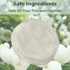 Gel désodorisant en forme ovale pour litière, présenté sur un fond de fleurs blanches.