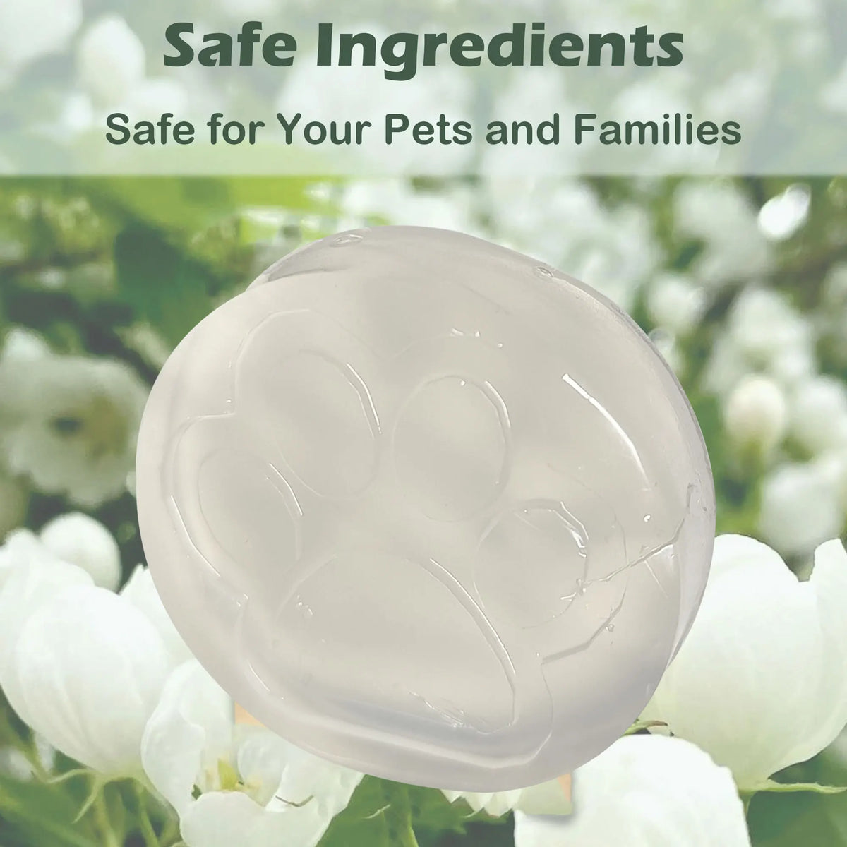 Gel désodorisant en forme ovale pour litière, présenté avec des fleurs blanches.