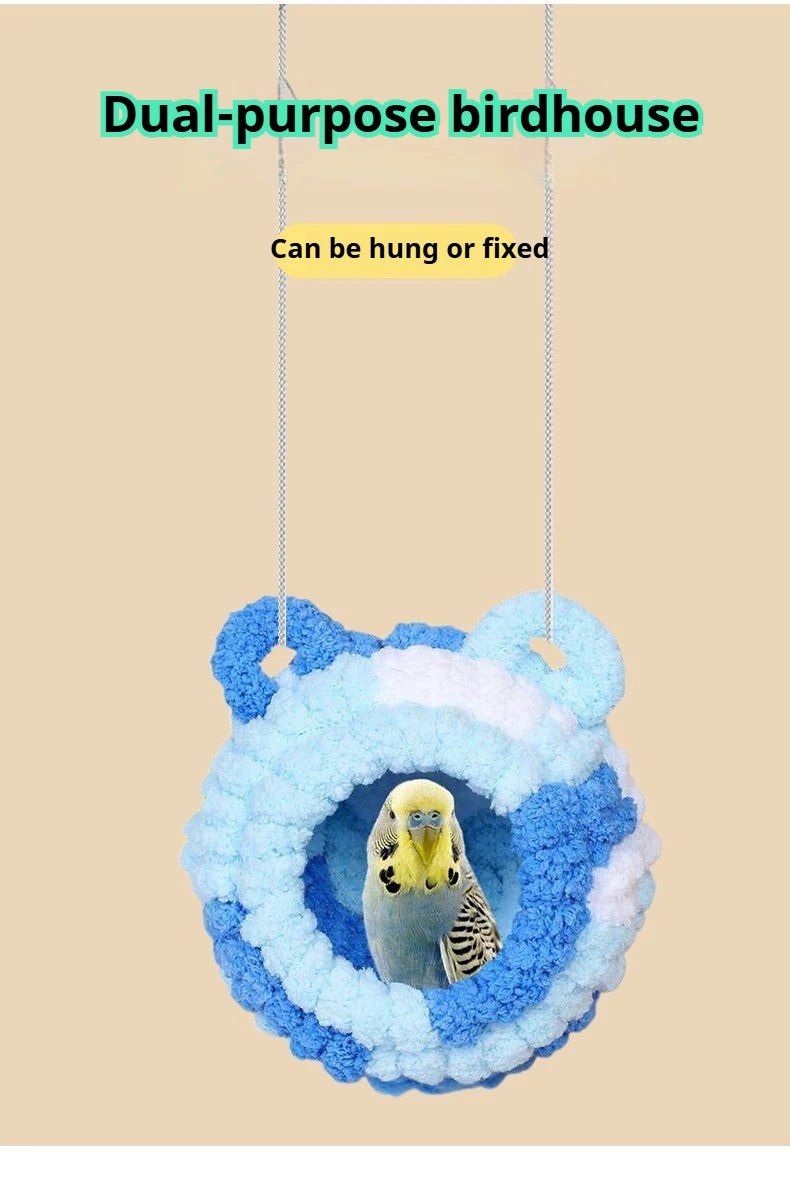 Zweckentfremdes Vogelhaus aus blau-weißem Flanell mit einem Nest für einen kleinen Vogel.