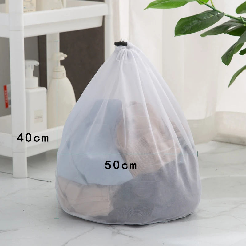 Una bolsa de lavado de malla transparente llena de ropa, mostrada junto a una cinta métrica.