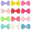 Colección de clips y lazos de pelo coloridos para el aseo de perros y gatos, con varios colores y estampados.