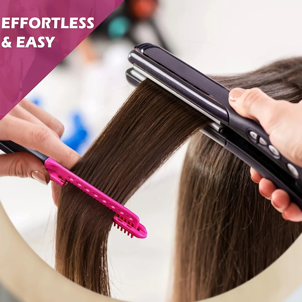 Une main utilise une peigne lissante rose en forme de V sur une mèche de cheveux brun foncé tenue par un fer plat noir.