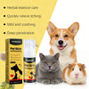 Eine Flasche Pet Skin Soothing Spray neben einem Hund und einer Katze