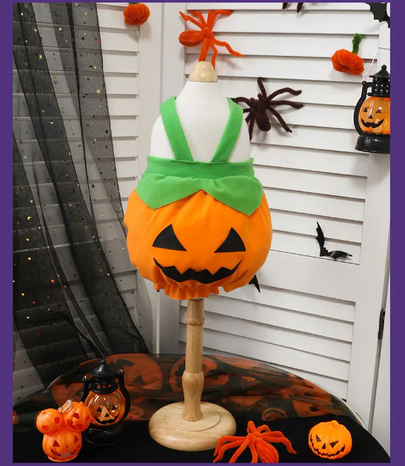 Disfraces de calabaza naranja tallada exhibido en maniquí, decorado con acentos puntiagudos de Halloween.