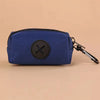 Pochette en tissu bleu foncé avec un logo noir circulaire sur fond beige clair.