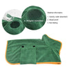 Serviette de séchage pour animaux en microfibre verte avec une bordure orange, pliée et dépliée.