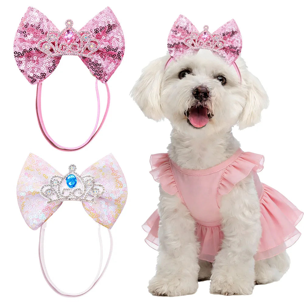 Ein flauschiger weißer Hund trägt ein rosa gerafftes Kleid und eine passende rosa Haartülle.