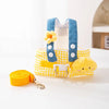 Harnais à carreaux jaunes avec accents bleus et un charm de ours jaune, accompagné d'une laisse orange.