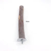 Un long perchoir ou jouet à mâcher en bois naturel cylindrique avec attache métallique, mesurant 15 cm.