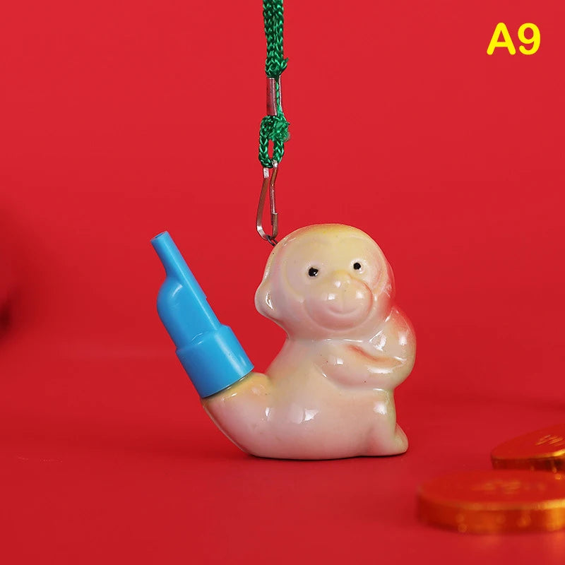 Pinker Gummispitz-Piepser mit grünem Kabel vor rotem Hintergrund.